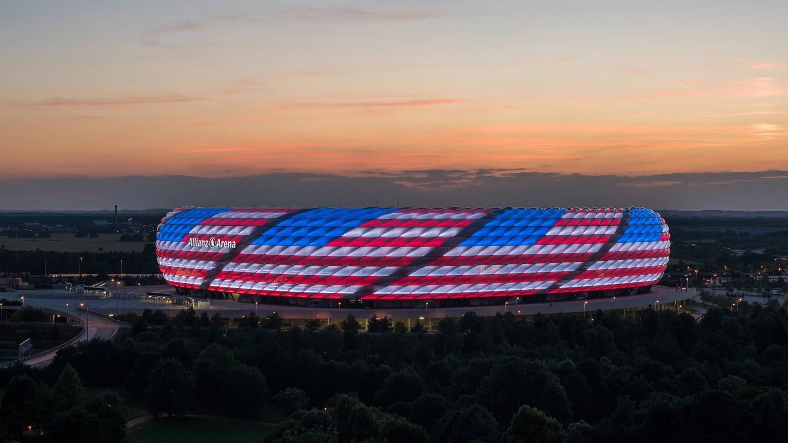 <strong>4th of July</strong><br>
                ... auch der amerikanische Unabhängigkeitstag fand bereits Anklang bei den Münchnern. Gleichzeitig feierte der FCB 2019 die Marke von 150 nordamerikanischen Fanklubs,&nbsp;womit er unter den Fußball-Clubs&nbsp;in diesem Teil der&nbsp;Welt&nbsp;führend ist. Dafür war das "Star-Spangled Banner" auf der Arena-Umrandung zu sehen.