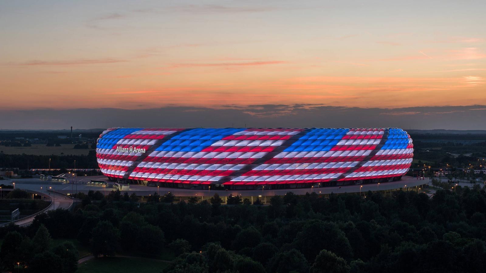 
                <strong>4th of July</strong><br>
                ... auch der amerikanische Unabhängigkeitstag fand bereits Anklang bei den Münchnern. Gleichzeitig feierte der FCB 2019 die Marke von 150 nordamerikanischen Fanklubs, womit er unter den Fußball-Clubs in diesem Teil der Welt führend ist. Dafür war das "Star-Spangled Banner" auf der Arena-Umrandung zu sehen.
              