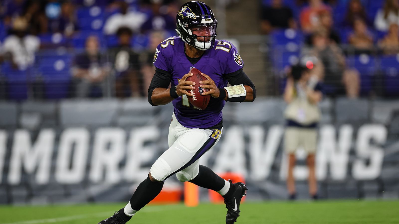 
                <strong>Brett Hundley (Quarterback)</strong><br>
                Für Quarterback Brett Hundley ist die Reise bei den Baltimore Ravens zu Ende, bevor sie begonnen hat. Der 29-Jährige erlangte 2017 NFL-Berühmtheit, als er Aaron Rodgers bei den Green Bay Packers während dessen Schlüsselbeinbruchs vertrat. Wirklich erfolgreich war Hundley dabei jedoch nicht. insgesamt kommt er auf 18 NFL-Einsätze, bei denen ihm 1.902 Yards, 9 Touchdowns und 13 Interceptions gelangen.
              