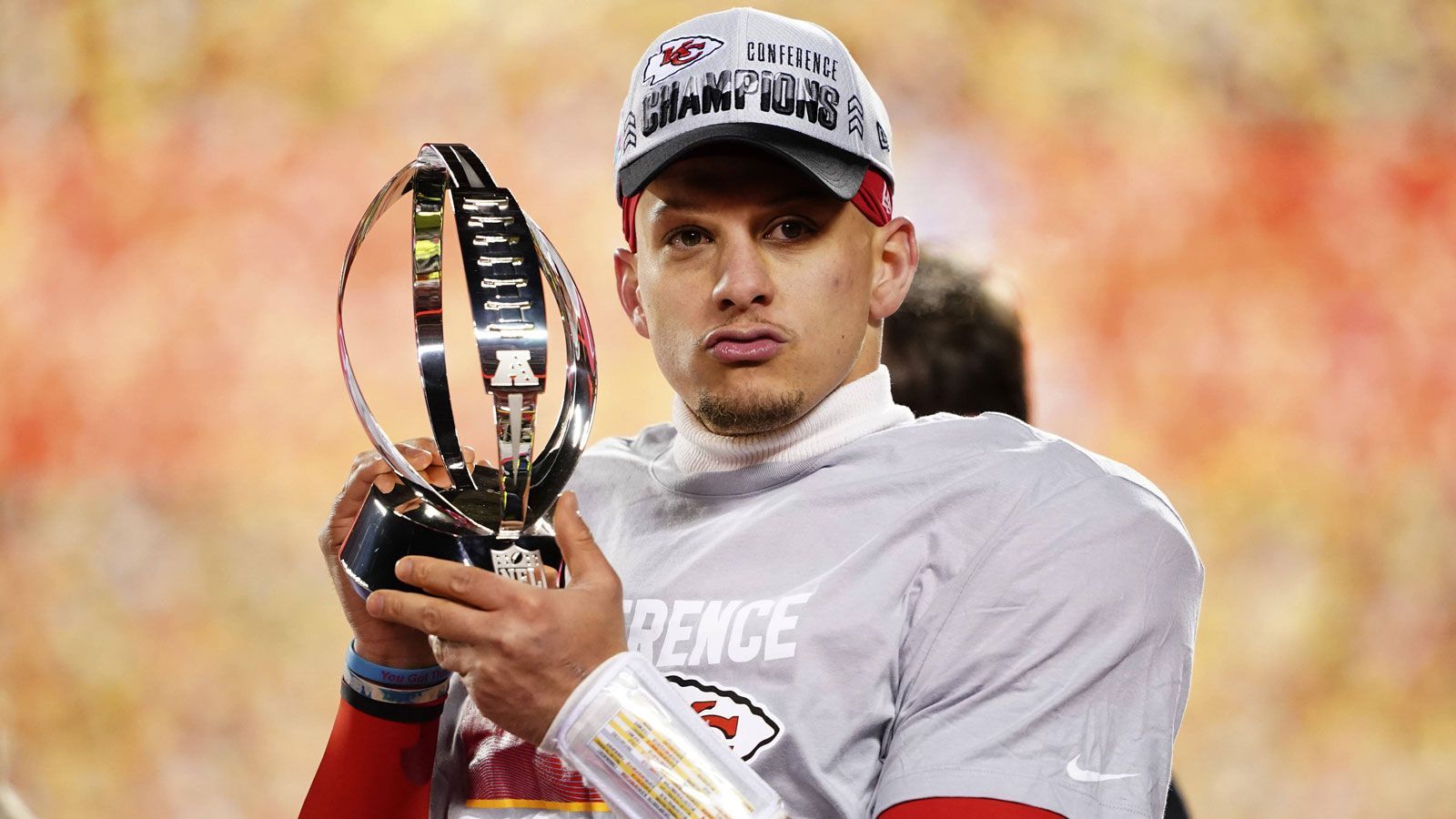 
                <strong>Mahomes am wahrscheinlichsten Super-Bowl-MVP</strong><br>
                Als Favorit auf den Gewinn des MVP-Titels im Super Bowl gilt für "BetMGM" Chiefs-Quarterback Patrick Mahomes mit einer Quote von 2,30 vor Eagles-Spielmacher Jalen Hurts (2,40). Mit weitem Abstand folgen Travis Kelce (12,00) und A.J. Brown (15,00), erster Defensivspieler in der Liste ist Haason Reddick (51,00).
              