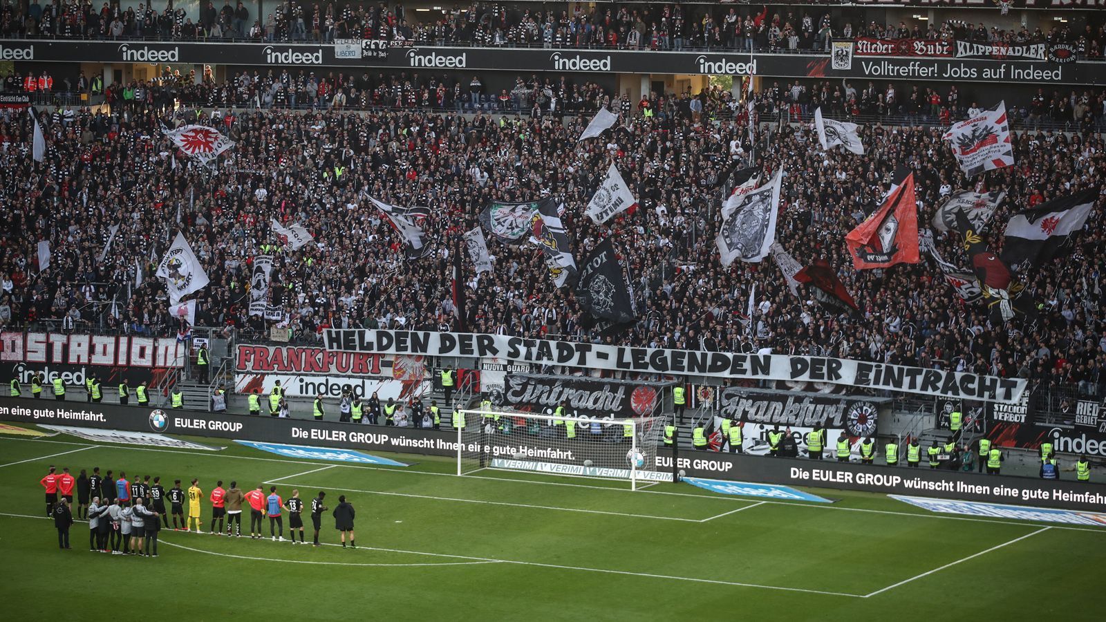 
                <strong>Eintracht Frankfurt</strong><br>
                Vereinshymne: "Im Herzen von Europa" (Polizeichor Frankfurt), "Schwarz-Weiß wie Schnee" (Tankard)
              