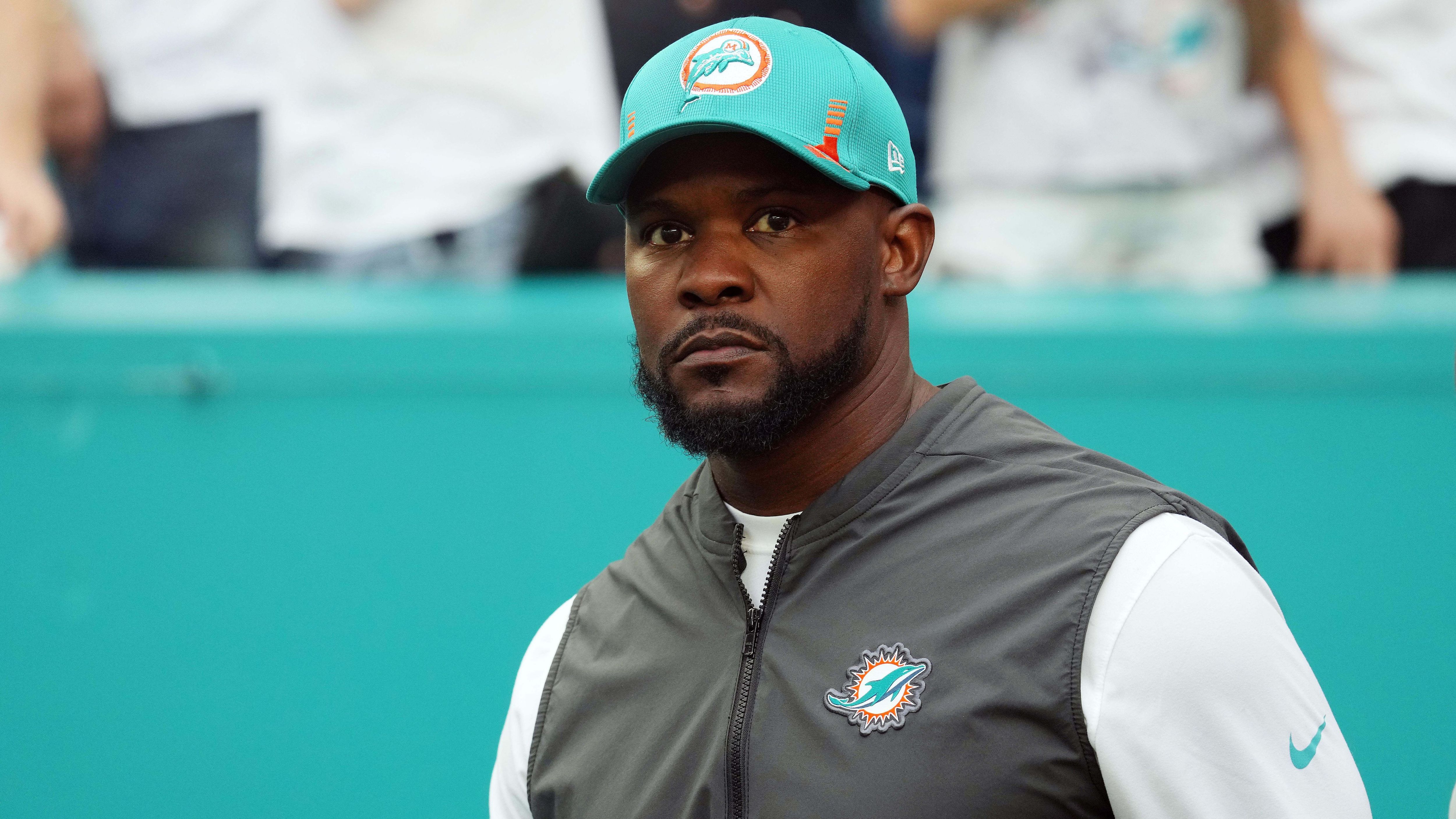 
                <strong>Miami Dolphins </strong><br>
                Für die wahrscheinlich größte Überraschung sorgte Miami mit der unerwarteten Entlassung von Coach Brian Flores, der nach sieben Niederlagen mit sieben Siegen in Serie eigentlich den Turnaround geschafft hatte. Auch die Dolphins sollen demnach bereits einen Interview-Termin mit Bills-OC Daboll haben. Laut "Sports Illustrated" hat das Team darüber hinaus zu Defensive Coordinator Vance Joseph von den Arizona Cardinals und Dallas-Defensive-Coordinator Dan Quinn Kontakt aufgenommen.
              