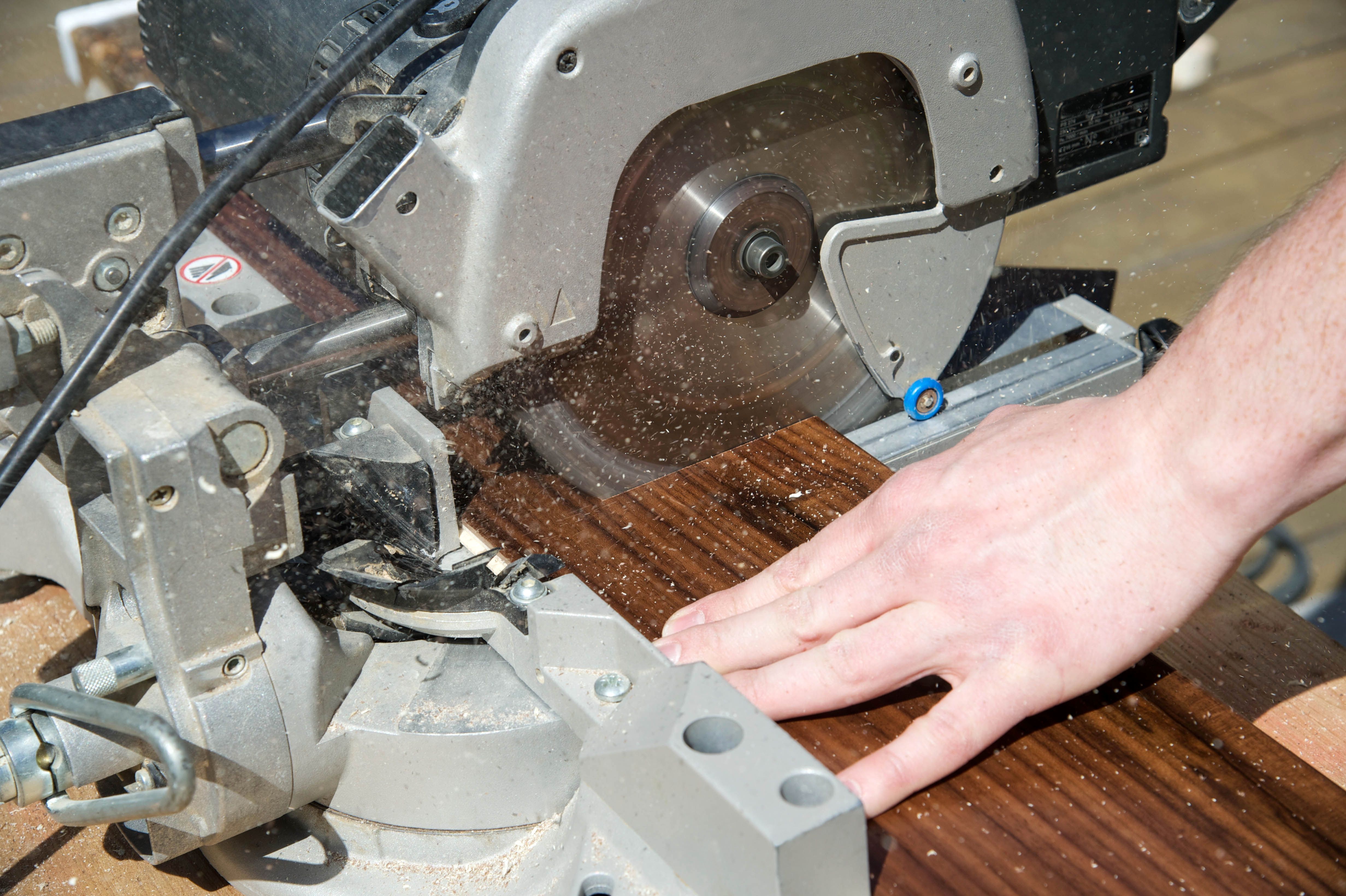 Die Kappsäge dient als stationäre Kreissäge zum Kürzen von Werksstücken. Die senkrechte Bewegung sorgt für exakte Schnitte, womit beispielsweise Holzbretter auf genau die gleiche Länge gebracht werden können.