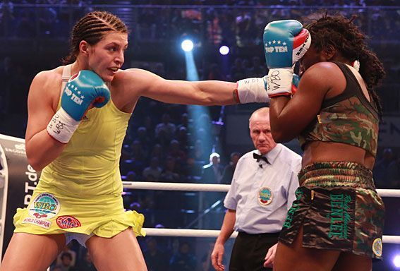 
                <strong>Christina Hammer vs. Jessica Balogun</strong><br>
                Die amtierende Doppel-Weltmeisterin im Mittelgewicht (WBO und WBF), Christina Hammer (links), war vom ersten Gong-Schlag an die aktivere Boxerin im Kampf gegen Herausforderin Jessica Balogun aus Aachen.
              