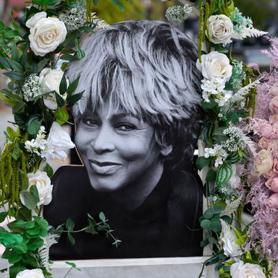 Ein Porträt der verstorbenen Sängerin Tina Turner steht auf ihrem Stern auf dem Hollywood Walk of Fame in Los Angeles.