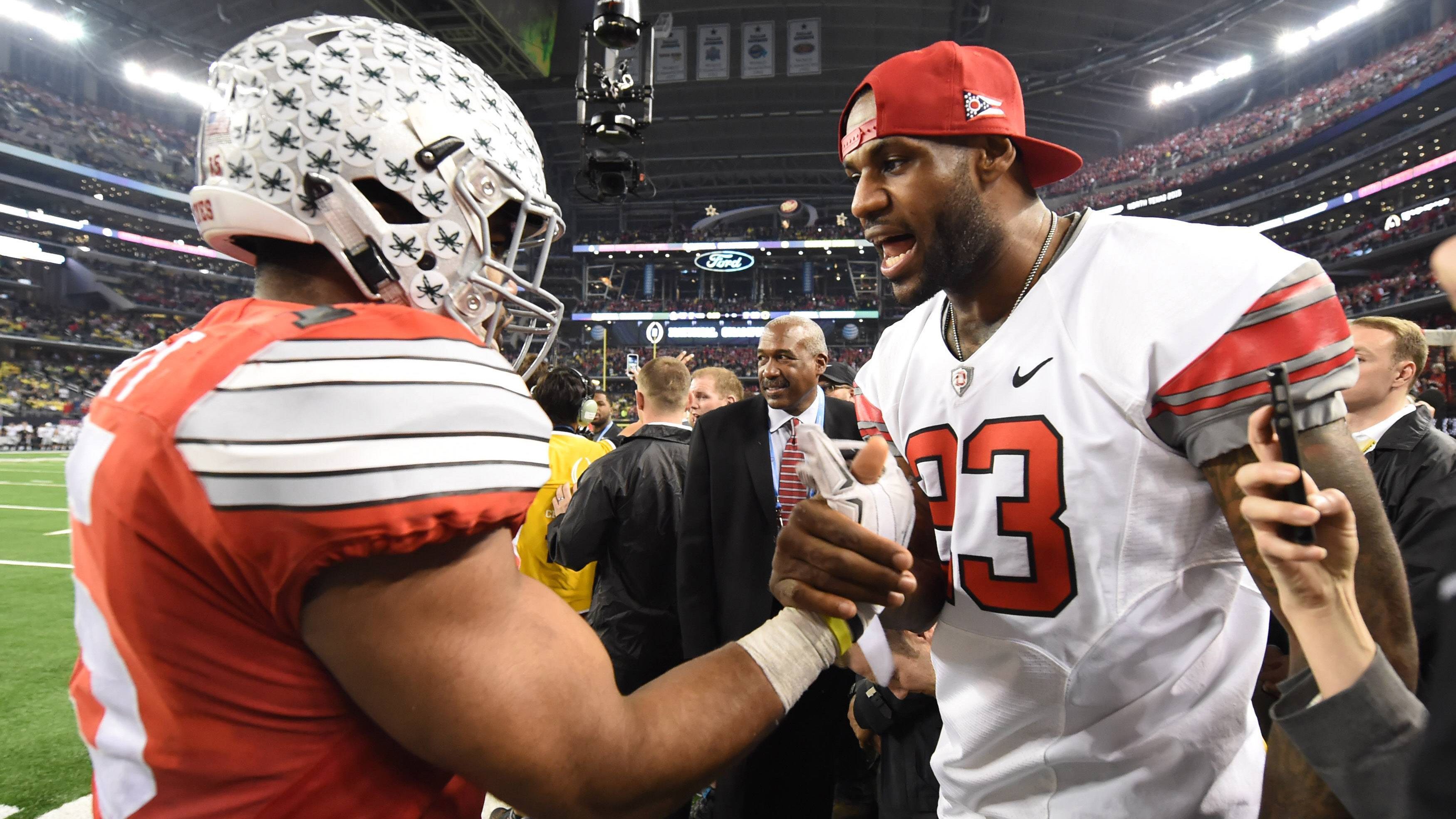 
                <strong>LeBron James (Ohio State Buckeyes)</strong><br>
                An der Universität war LeBron James nie. Dennoch ist der Basketball-Superstar ein großer Fan der Ohio State Buckeyes. Der 37-Jährige wurde in Akron, Ohio geboren und war bereits in vielen Football-Spielen an der Seitenlinie. Die Buckeyes verkaufen seit einigen Jahren sogar Football-Trikots mit der Aufschrift "James" in ihrem Store. 
              