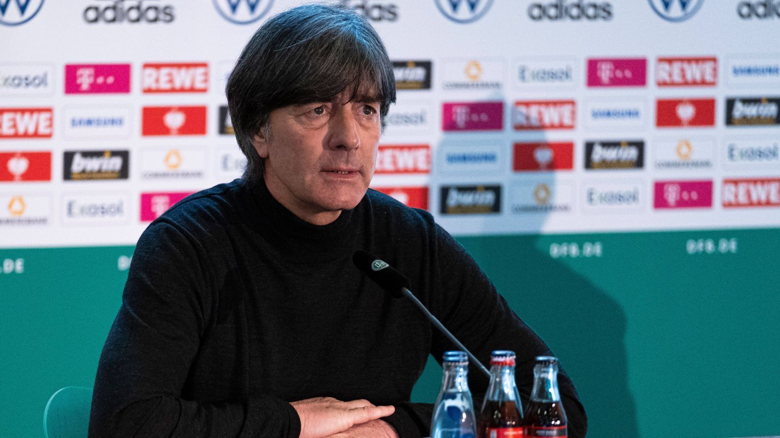 
                <strong>März 2021: Löw tritt zurück, Flick vermeidet Bekenntnis zum FC Bayern</strong><br>
                Am 9. März 2021 gibt Joachim Löw bekannt, seinen Posten als Nationaltrainer der deutschen Mannschaft nach 15 Jahren zu räumen. Natürlich wird für die Nachfolger von Löw gleich sein langjähriger Co-Trainer Hansi Flick ins Gespräch gebracht. Dieser vermeidet nach mittlerweile mehrfacher Nachfrage bis heute ein klares Bekenntnis zum FC Bayern. Liebäugelt Flick mit dem Posten als Bundestrainer? Sein Vertrag gilt noch bis Sommer 2023, Oliver Bierhoff verspricht, dass der DFB keine aktuell unter Vertrag stehenden Trainer kontaktieren würde.
              