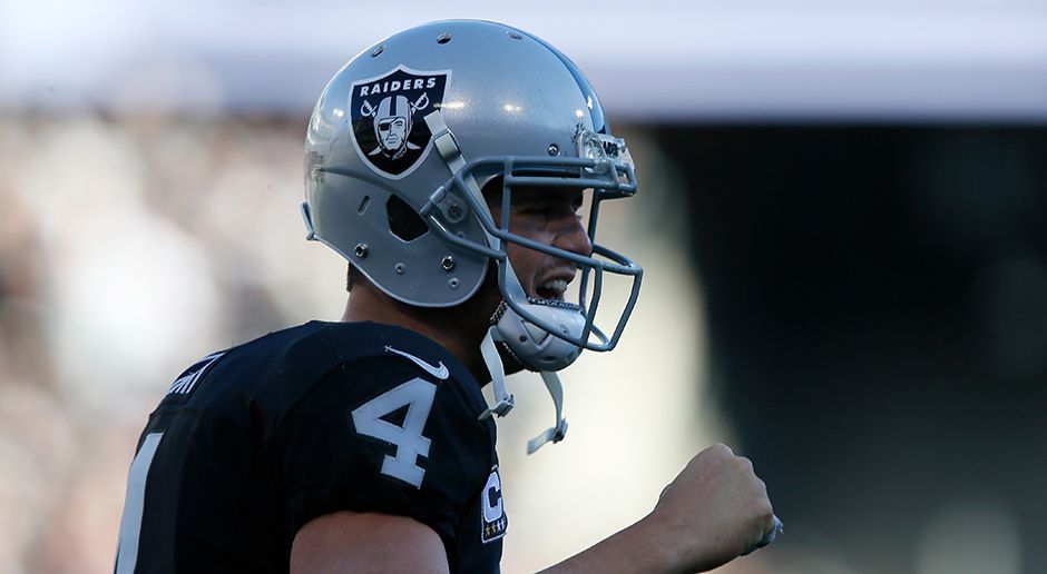 
                <strong>Oakland Raiders: Derek Carr</strong><br>
                Die Oakland Raiders haben in Derek Carr endlich ihren lang ersehnten Franchise-Quarterback. Ohne ihn sind sie ziemlich aufgeschmissen. Das zeigt eindrucksvoll die Wild-Card-Round-Niederlage gegen die Houston Texans in der vergangenen Saison. Ohne Carr funktioniert nur wenig bei den Raiders. Hinzu kommt: Der Passgeber führt den Klub erstmals seit 2002 wieder in die Postseason, und die Fans feiern ihn als neuen Football-Messias. Zusätzlich ist es für die Raiders wichtig, mit Carr als Gesicht der Franchise einen neuen Markt in Las Vegas aufzubauen.
              