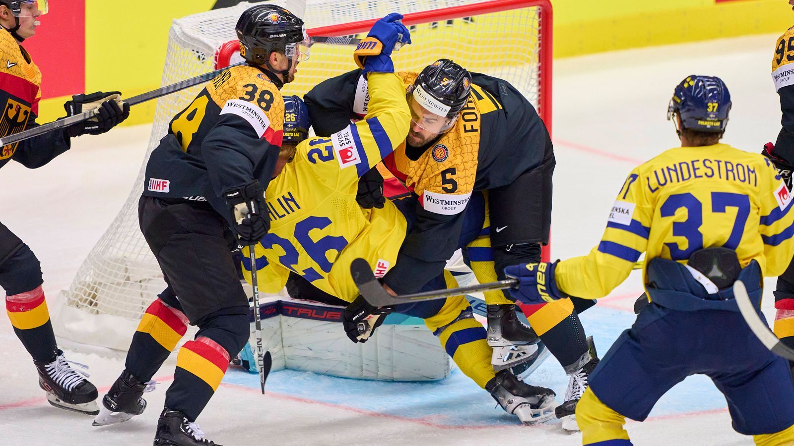 <strong>Geheimer Held des Spiels</strong><br>Tobias Fohrler entwickelt sich zu einem echten Schutzschild für die deutschen Torhüter. Als einer der wenigen Spieler an diesem Abend lässt sich der Verteidiger das Nachstechen gegen seinen Goalie nicht gefallen - und weist 10-Millionen-Dollar-Mann Rasmus Dahlin mit einem rechten Haken in die Schranken.