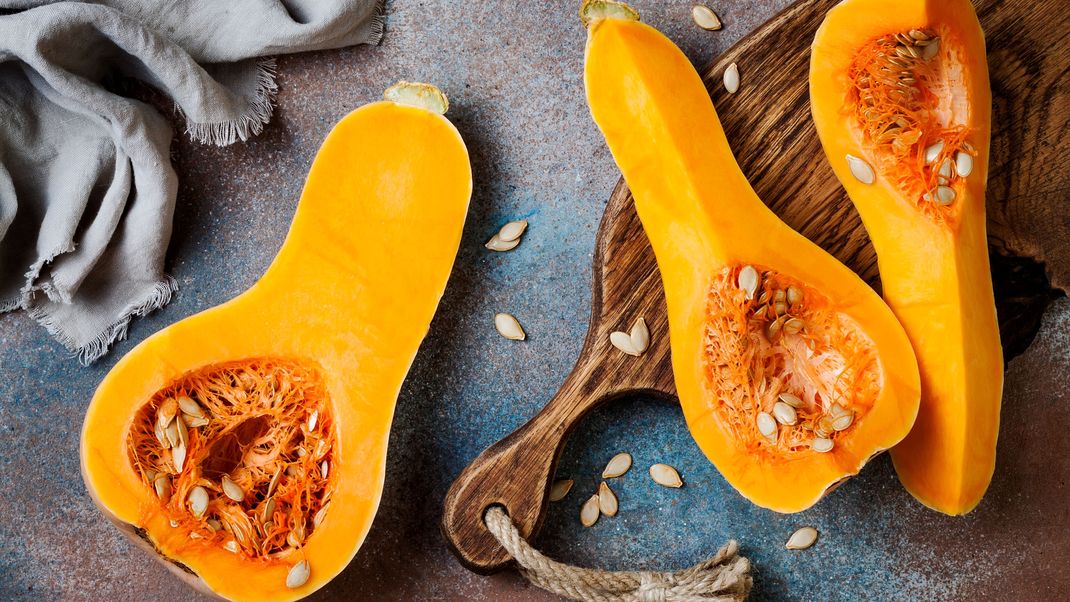 Ähnlich vielseitig wie der Hokkaido Kürbis: der Butternut Kürbis.