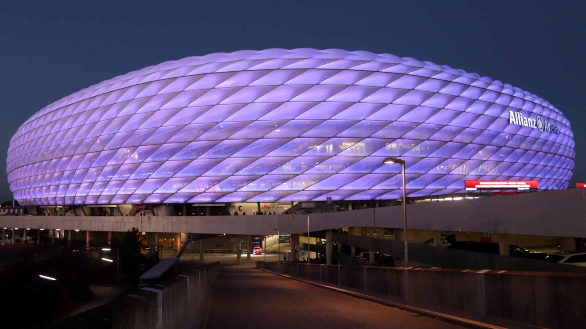 <strong>Allianz Arena erstrahlt in Lila!</strong><br>
                Am 3. Dezember 2021 leuchtete die Fassade der Allianz Arena Lila. Damit machte der Rekordmeister auf den internationalen Tag der Menschen mit Behinderung aufmerksam.