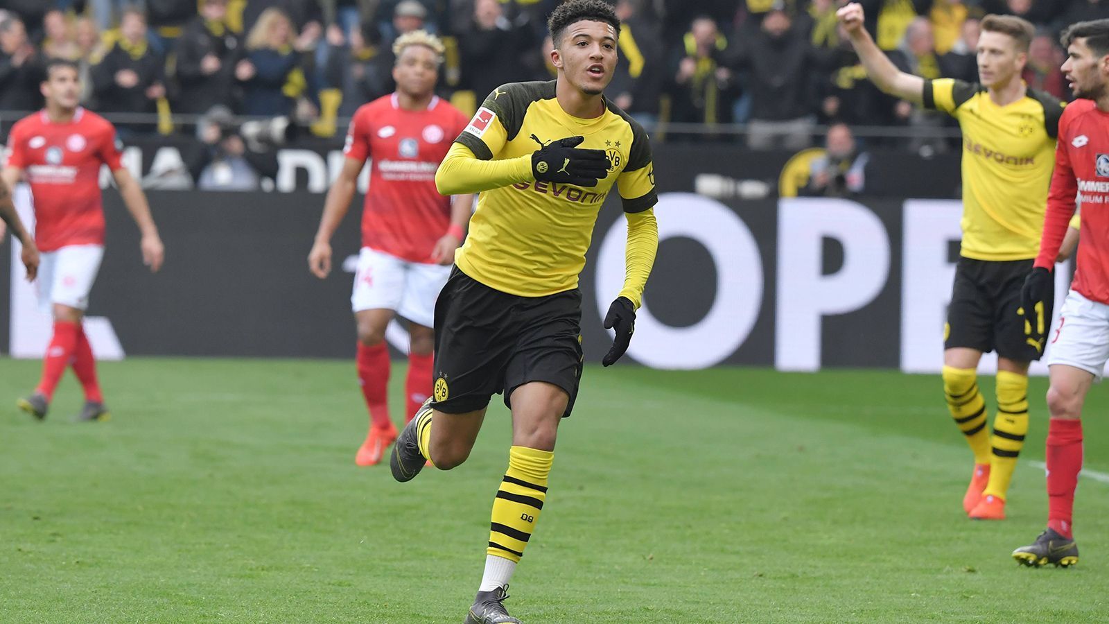 
                <strong>Jadon Sancho: Der jüngste Spieler mit elf Bundesliga-Toren</strong><br>
                Jadon Sancho von Borussia Dortmund schießt am 29. Spieltag gegen den 1. FSV Mainz 05 beide Tore zur 2:0-Führung. Und das im Alter von 19 Jahren und 19 Tagen. Er ist damit der jüngste Spieler, der elf Bundesliga-Tore erzielt. Am gleichen Spieltag schießt übrigens Kai Havertz von Bayer Leverkusen mit 19 Jahren und 306 Tagen sein 20. Bundesliga-Tor. Nur Horst Köppel hat die 20er-Marke schneller in einem jüngeren Alter erreicht (19 Jahre, 241 Tage). (Quelle: Opta)
              