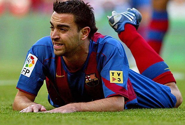 
                <strong>Der Kreuzbandriss</strong><br>
                Im Dezember 2005 riss sich der Mittelfeld-Stratege das Kreuzband, dennoch nahm ihn Luis Aragones mit zur WM: "Manche sagen, es sei ein Lotteriespiel Xavi in den WM-Kader zu berufen, ich aber sage, wir würden noch mehr aufs Spiel setzen, wenn wir ihn zu Hause lassen würden."
              