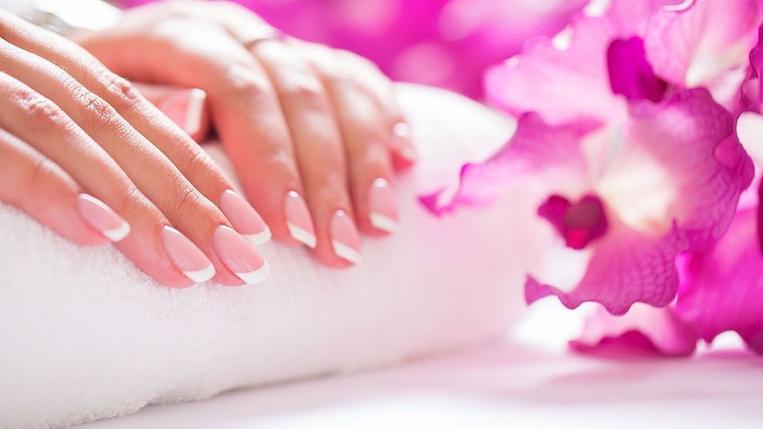 Die im Element der Erde Geborenen verkörpern Disziplin, Sorgfalt und Bodenständigkeit – warum du hier auf French Nail Design setzen solltest, und was dein Sternzeichen damit zu tun hast, liest du im Artikel! 