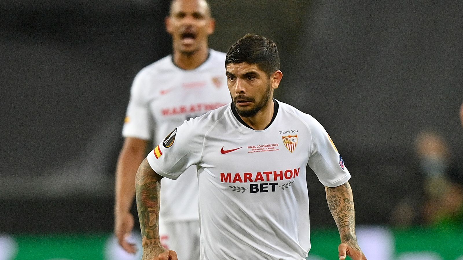 
                <strong>Ever Banega</strong><br>
                Ever Banega nahm den Spruch "Der tritt auch vor einen fahrenden D-Zug" vielleicht etwas zu wörtlich. Als er sein Auto tankte und dieses losrollte, wollte er es mit dem Fuß stoppen. Resultat: Fußbruch. 
              