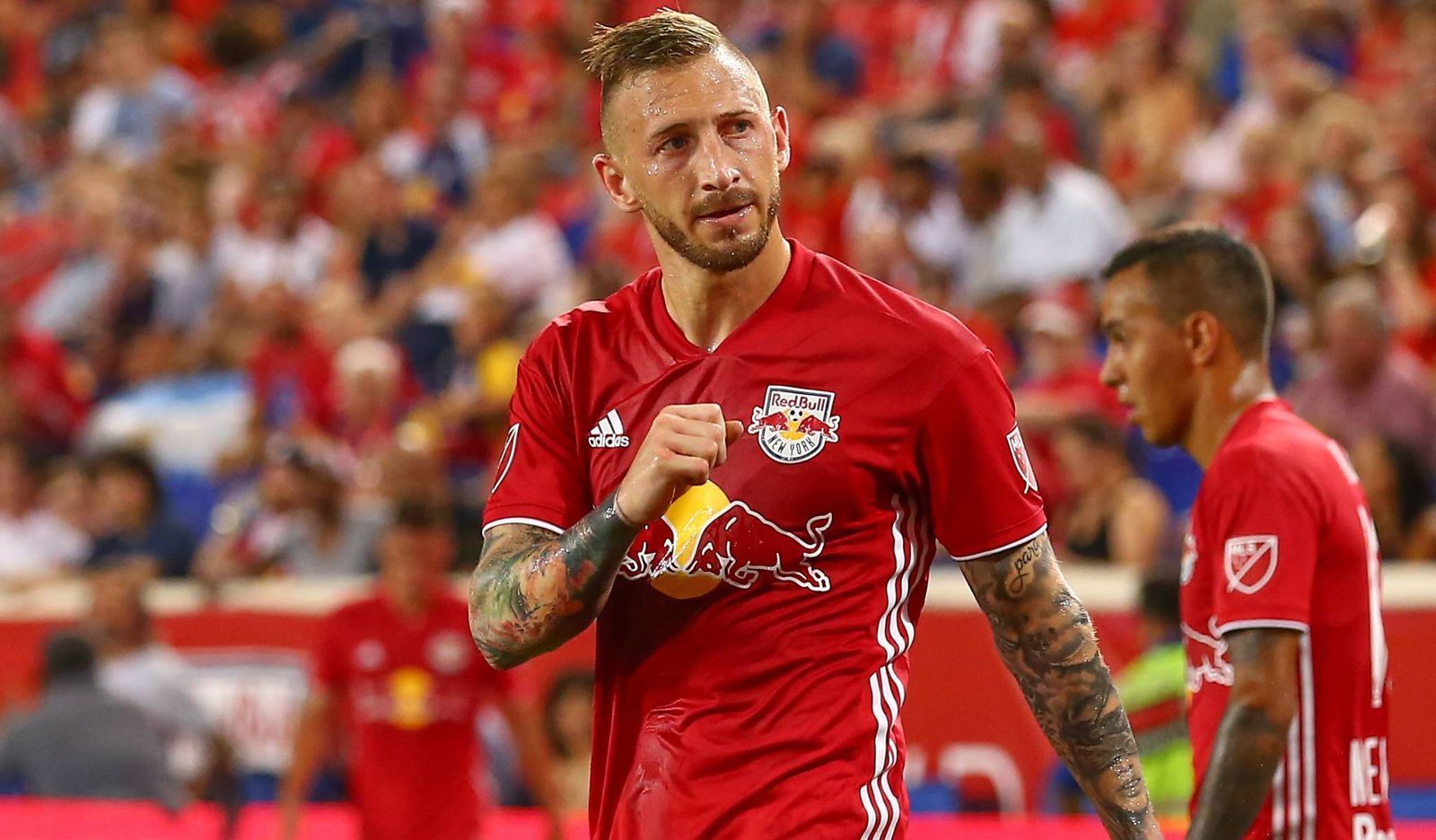 
                <strong>New York Red Bulls (Eastern Conference)</strong><br>
                ... die New York Red Bulls, den Tabellen-Sechsten der Regular Season im Osten. Überragender Spieler war in der bisherigen Spielzeit der frühere Kölner Daniel Royer. Mit elf Toren und sechs Vorlagen hat der Österreicher einen großen Anteil am erneuten Playoff-Einzug der Red Bulls. Mit Marc Rzatkowski steht zudem ein deutscher Profi bei den New Yorkern unter Vertrag. Der einstige Spieler von Bochum, Arminia Bielefeld und St. Pauli kam 2019 zu 28 MLS-Einsätzen (zwei Tore, vier Vorlagen), kickte davor eher erfolglos beim österreichischen Serienmeister und Schwesterklub Red Bull Salzburg.
              