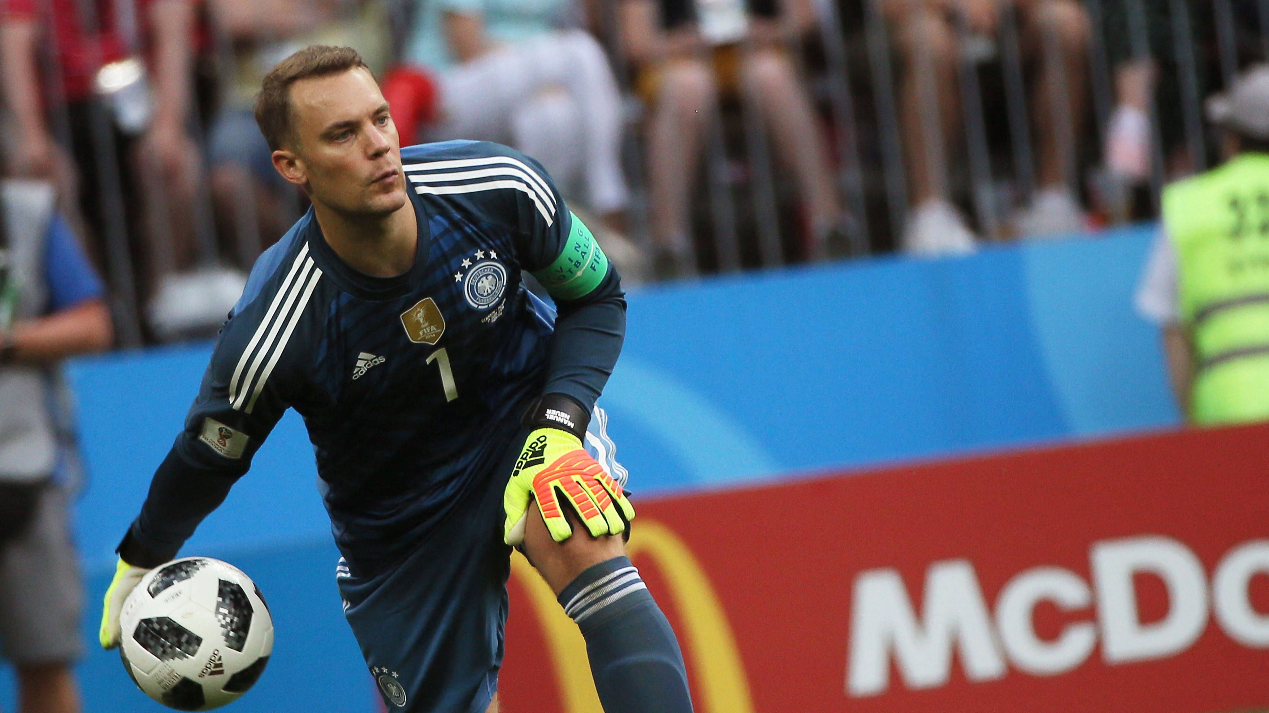 <strong>Tor: Manuel Neuer&nbsp;(FC Bayern)</strong><br>Er war nach seinem dritten Mittelfußbruch erst kurz vor der WM 2018 in Russland wieder fit geworden, der damalige Bundestrainer Joachim Löw machte ihn trotzdem zur Nummer eins. Es war sein erstes Turnier als Kapitän. "Wir sind sauer auf uns selbst und auch enttäuscht, wie wir gegen Mexiko aufgetreten sind", sagte Neuer nach dem 0:1. Der Frust sollte in Russland ständiger Begleiter sein.