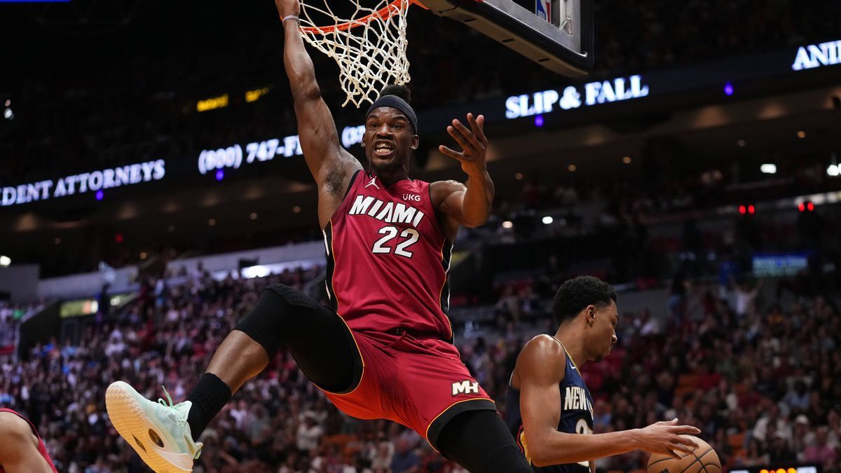 Sport Bilder des Tages NBA, Basketball Herren, USA New Orleans Pelicans at Miami Heat Jan 22, 2023; Miami, Florida, USA; Miami Heat forward Jimmy Butler (22) reacts after dunking the all over New O...