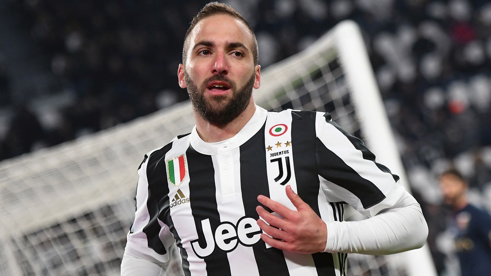 
                <strong>Gonzalo Higuain (Juventus Turin)</strong><br>
                Der argentinische Stürmer Gonzalo Higuain könnte offenbar Juventus Turins Personalplanungen in der Offensive zum Opfer fallen. Denn die "Alte Dame" sucht laut übereinstimmenden Medienberichten einen neuen Top-Angreifer. Somit ist die sportliche Zukunft des 30-Jährigen ungewiss - ein möglicher Mann für die Bayern? Dass der WM-Fahrer Tore machen kann, hat er sowohl bei Real Madrid als auch in Italien bei Neapel und Juventus hinlänglich bewiesen. Sowohl in der Primera Division als auch in der Serie A erzielte der Gaucho jeweils mehr als 100 Treffer. Higuains Vertrag läuft noch bis 2021.
              