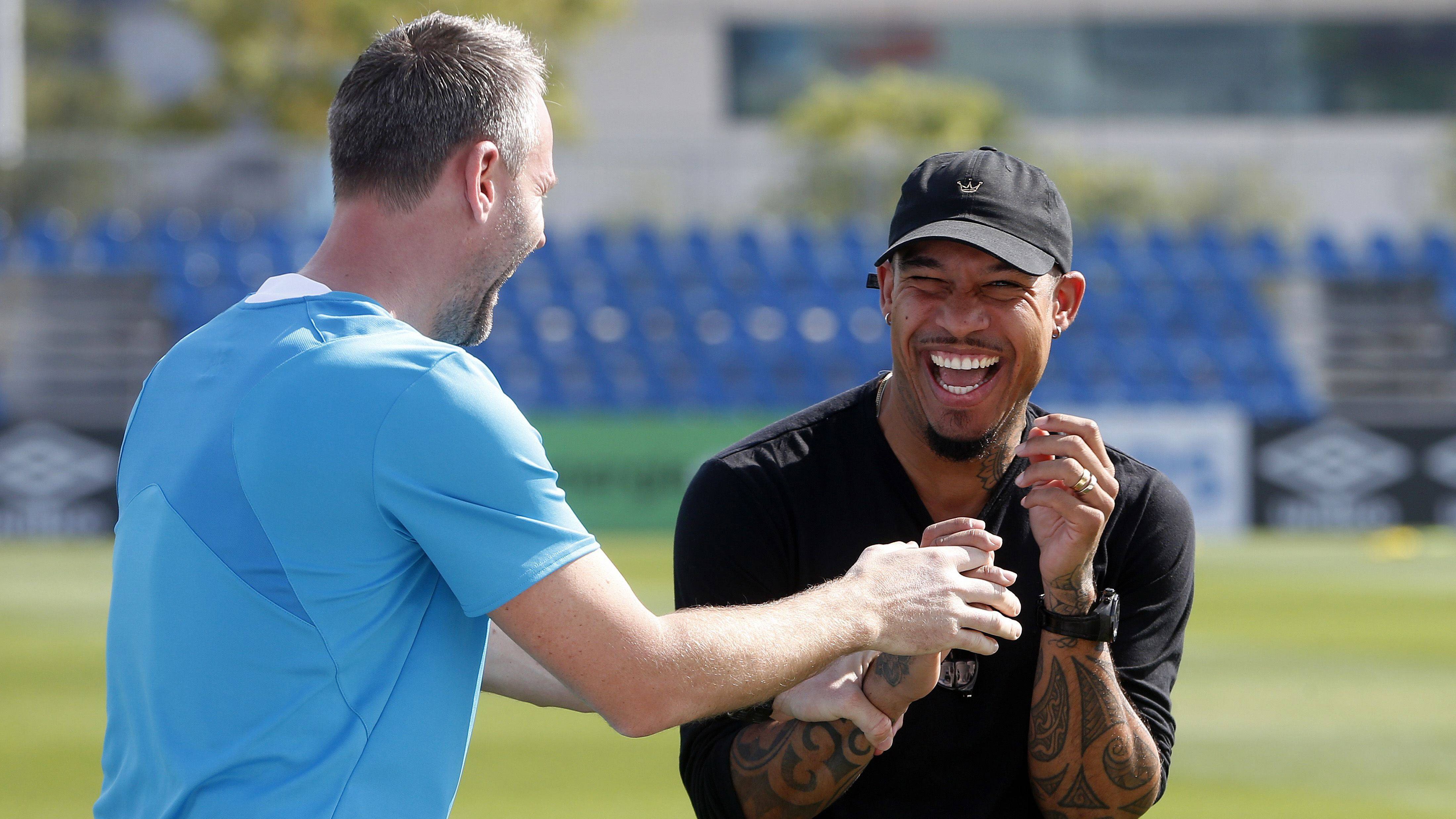 
                <strong>Nigel De Jong</strong><br>
                In diversen Medien meldeten sich auch einige Ex-Spieler der Elftal zu Wort. Am härtesten äußerte sich Nigel De Jong, der von einer "armseligen" Vorstellung sprach und meinte: "Es hat an allem gefehlt - Mentalität, Aggression, Führungsqualitäten. Nach der Roten Karten war der Glaube weg, das Spiel gewinnen zu können. Wir hatten auch niemand, der vorangeht."
              