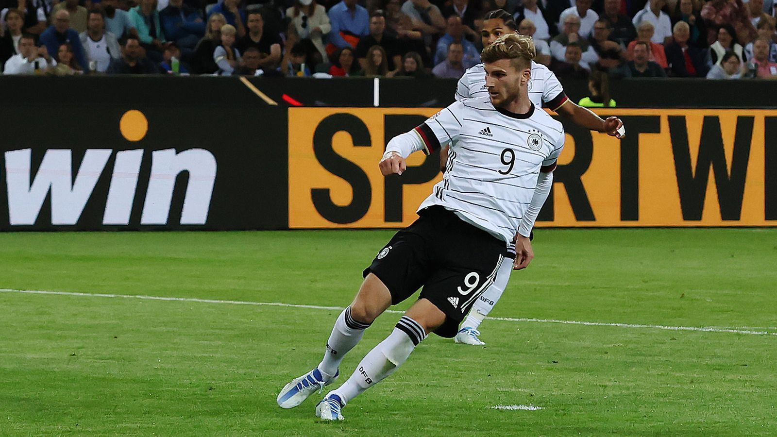 <strong>Timo Werner</strong><br>
                Ein bisschen symptomatisch: Er verstolpert in der Anfangsminute einen guten Angriff. Ist danach bemüht und kämpferisch stark, aber eben auch weitestgehend glücklos. Auch ihm merkt man die Verunsicherung an. Kann im Gegensatz zu Sane am Ende aber doch jubeln: Zwei leichte Tore aus kurzer Entfernung sollten ihm das nötige Selbstvertrauen geben. In der 75. Minute holt er sich bei seiner Auswechslung den Applaus der Fans ab. ran-Note: 3