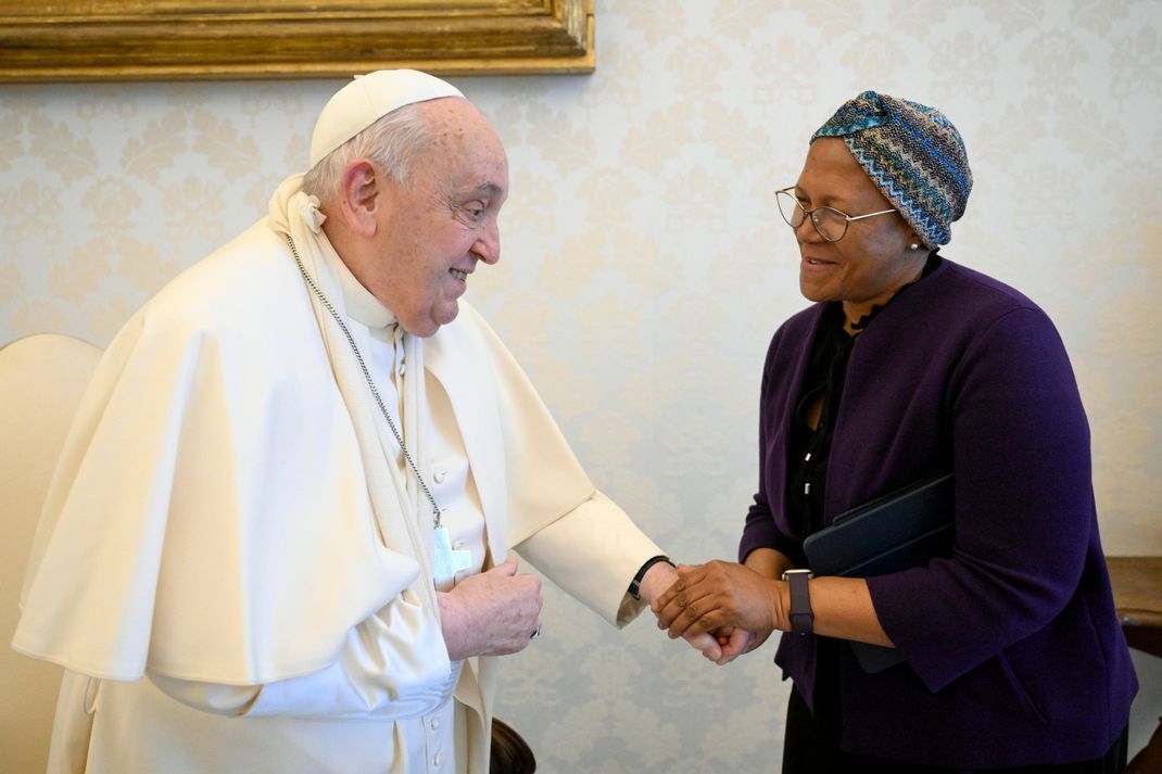 Papst Franziskus trägt nach dem Sturz eine Schlinge um seinen rechten Arm.