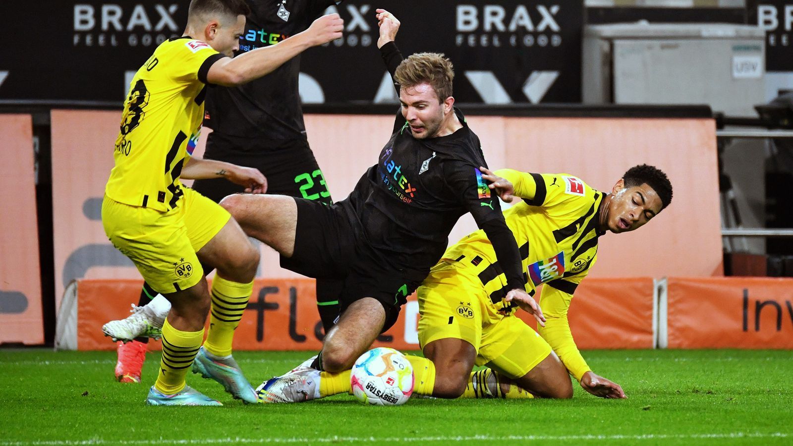 
                <strong>Christoph Kramer (Borussia Mönchengladbach)</strong><br>
                Darf wieder einmal im offensiven Mittelfeld auflaufen und macht seine Sache dieses Mal deutlich besser als noch vor ein paar Tagen beim 1:2 beim VfL Bochum 1848. Läuft viel, bietet sich seinen Mitspielern immer wieder an und versucht durch all seine Laufwege und klugen Pässe in der gegnerischen Defensive Unruhe zu stiften. Ein ordentlicher Auftritt. Bleibt in der Halbzeit in der Kabine. ran-Note: 3
              