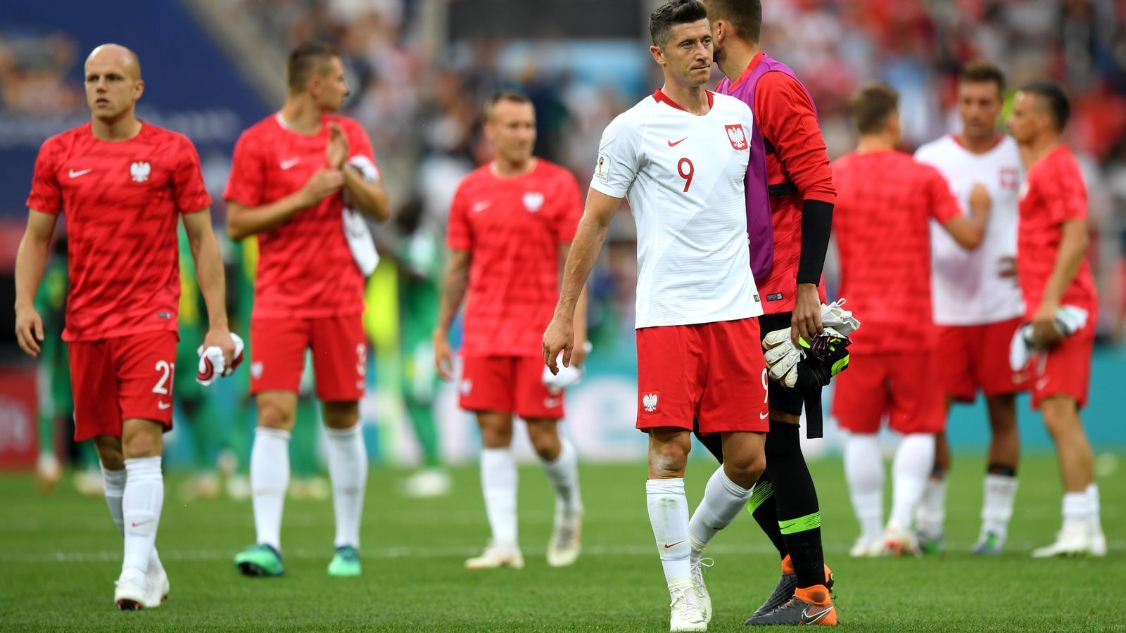 
                <strong>Robert Lewandowski (Polen)</strong><br>
                Wie man es nicht macht, hat Robert Lewandowski gezeigt. Kurz vor der WM stellte sein neuer Berater Pini Zahavi den Bayern-Stürmer mit viel Getöse ins Schaufenster. Was dann folgte, war eine klassische Luftnummer: Drei Gruppenspiele, keine Torbeteiligung. Diese WM hat Lewandowskis Marktwert nicht erhöht, sondern eher gesenkt.
              