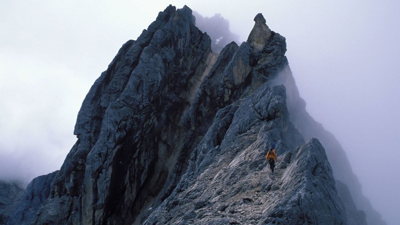 Ob der 4.883 Meter hohe Puncak Jaya zu den Seven Summits zählt, ist umstritten. Auf jeden Fall ist der höchste Berg in Ozeanien einer der technisch am schwierigsten zu besteigenden Berge.