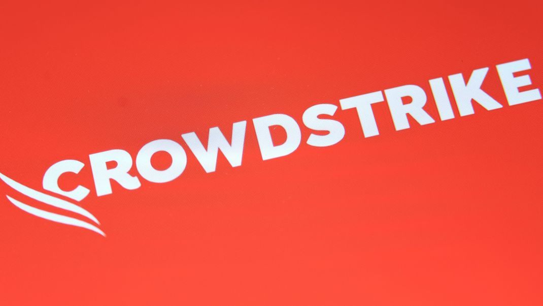 Die IT-Sicherheitsfirma Crowdstrike hat den Fehler behoben, der mutmaßlich zu weltweiten Computerstörungen geführt hat. Kunden würden nun auf ein Download-Portal für ein neues Update verwiesen, wie Firmenchef Kurtz auf der Online-Plattform X mitteilte.