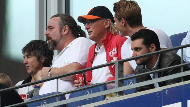 
                <strong>Otto Waalkes (Hamburger SV)</strong><br>
                Der Comedian und Musiker Otto Waalkes schaut sich die Spiele des Hamburger SV gerne live im Stadion an. Bei dem 125. Geburtstag des Vereins trat Otto sogar auf.
              