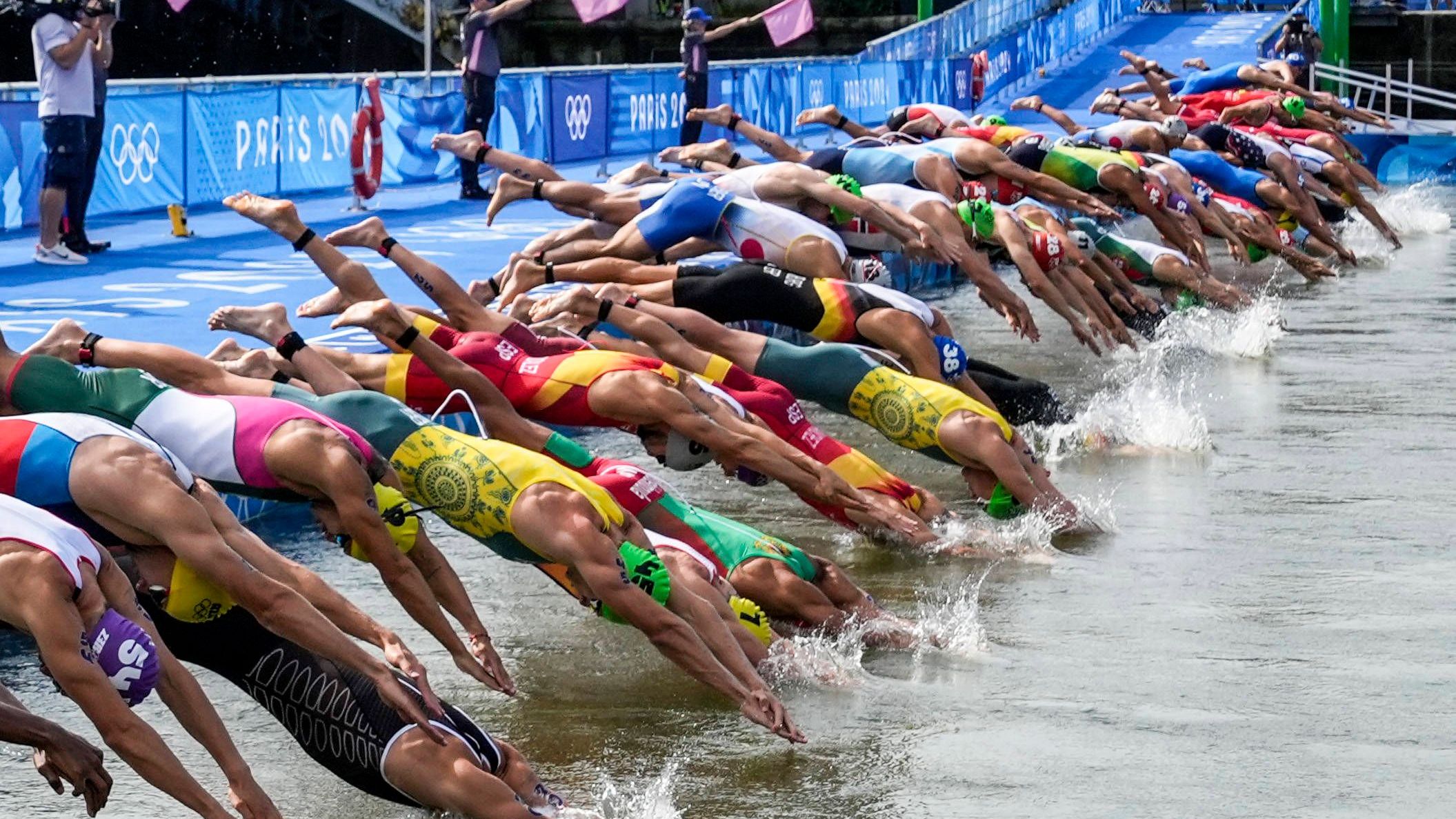 <strong>Olympia 2024: Die besten Bilder des fünften Tages</strong><br>Der Moment, als die Triathleten endlich in die Seine durften.