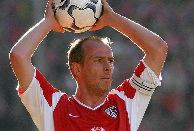 
                <strong>Mario Basler (1. FC Kaiserslautern)</strong><br>
                Super-Mario kehrt 1999 im Alter von 31 Jahren vom FC Bayern nach Kaiserslautern zurück - dorthin, wo seine Bundesligakarriere begann. In 91 Spielen erzielt der Nationalspieler nur noch acht Treffer und erweist sich als verletzungsanfällig.
              
