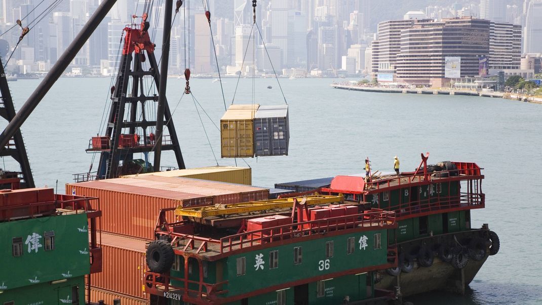 Handelsschiffe im Hafen von Hongkong.