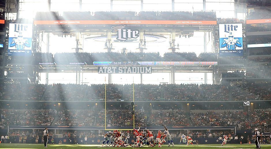 
                <strong>Ab ins Stadion!</strong><br>
                Beim ersten Draft in Texas wird dabei noch für ein weiteres Novum gesorgt. Die Veranstaltung 2018 wird zum ersten Mal in einem NFL-Stadion stattfinden.
              