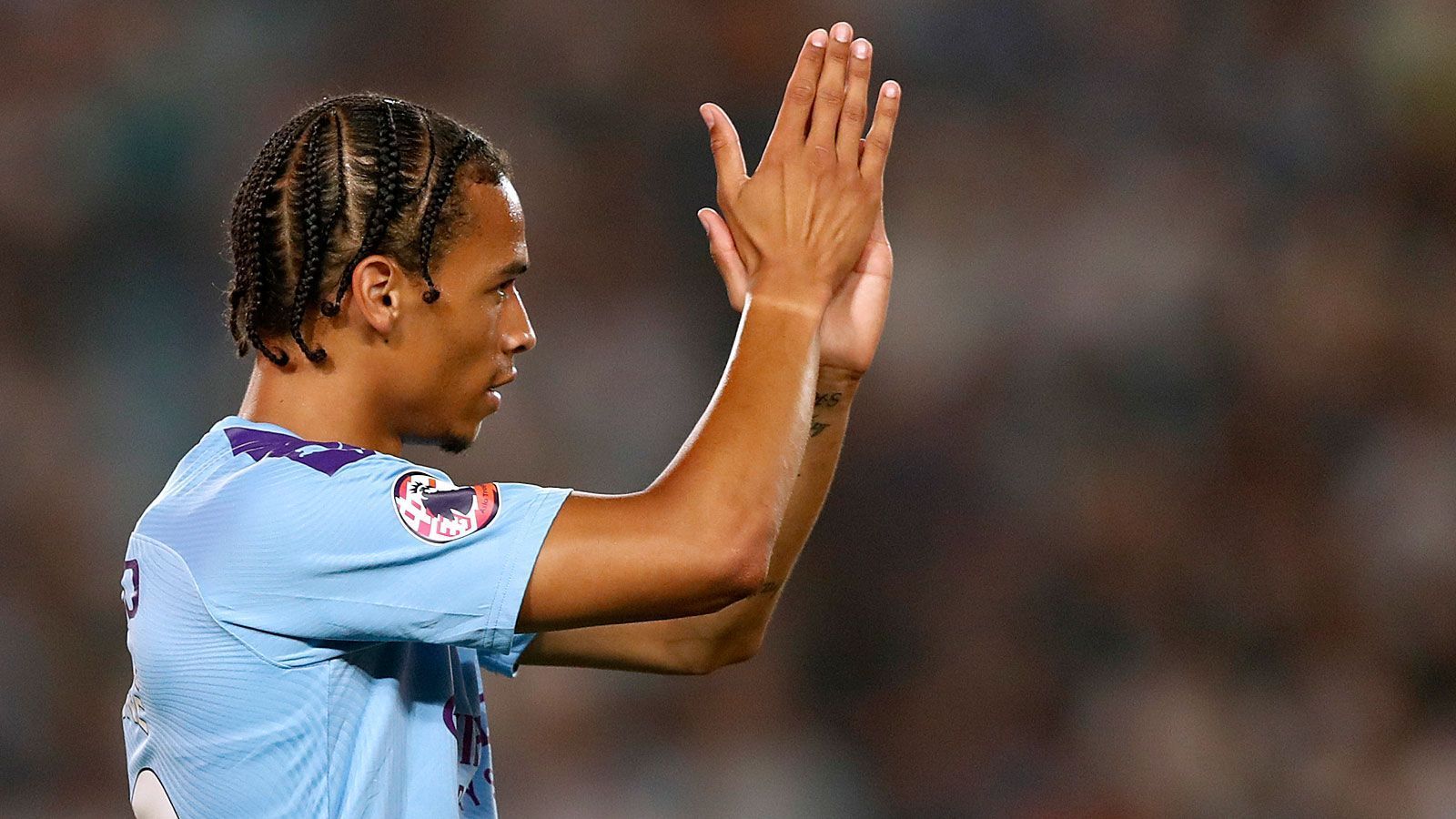 
                <strong>Leroy Sane </strong><br>
                Auch Leroy Sane steht schon lange ganz oben auf der Einkaufsliste der Münchner. Gerne hätte man den 24-jährigen Flügelflitzer von Manchester City schon im letzten Sommer verpflichtet, dieses Vorhaben scheiterte aber an der gebotenen Ablösesumme. Kann der FC Bayern den von den Citizens gewünschten Millionenbetrag aufbringen, wird ein Wechsel des Nationalspielers nur noch Formsache sein. Sane selbst ist sich mit den Verantwortlichen von der Säbener Straße wohl bereits einig. 
              