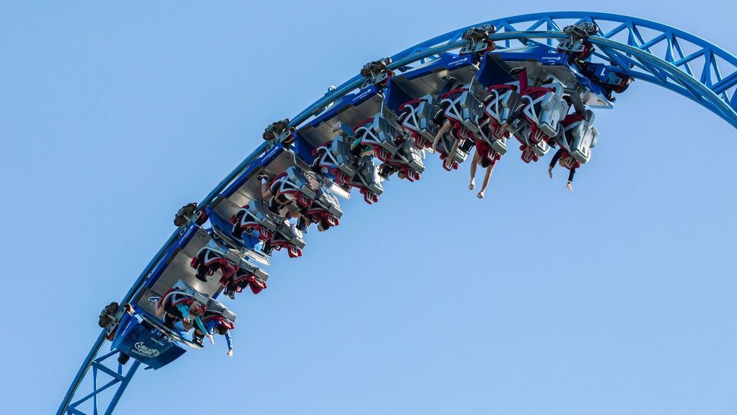 Die Achterbahn Blue Fire blieb während der Fahrt einfach stehen. Grund hierfür war ein für den Magnetstart benötigtes Kleinteil, das geschwächt gewesen sei und ausgetauscht werden musste.