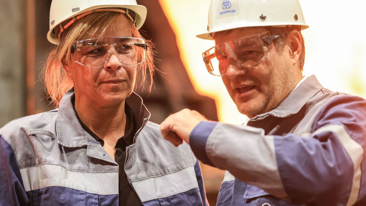 Bundeswirtschaftsminister Habeck und NRW-Wirtschaftsministerin Neubauer vor einem Hochofen