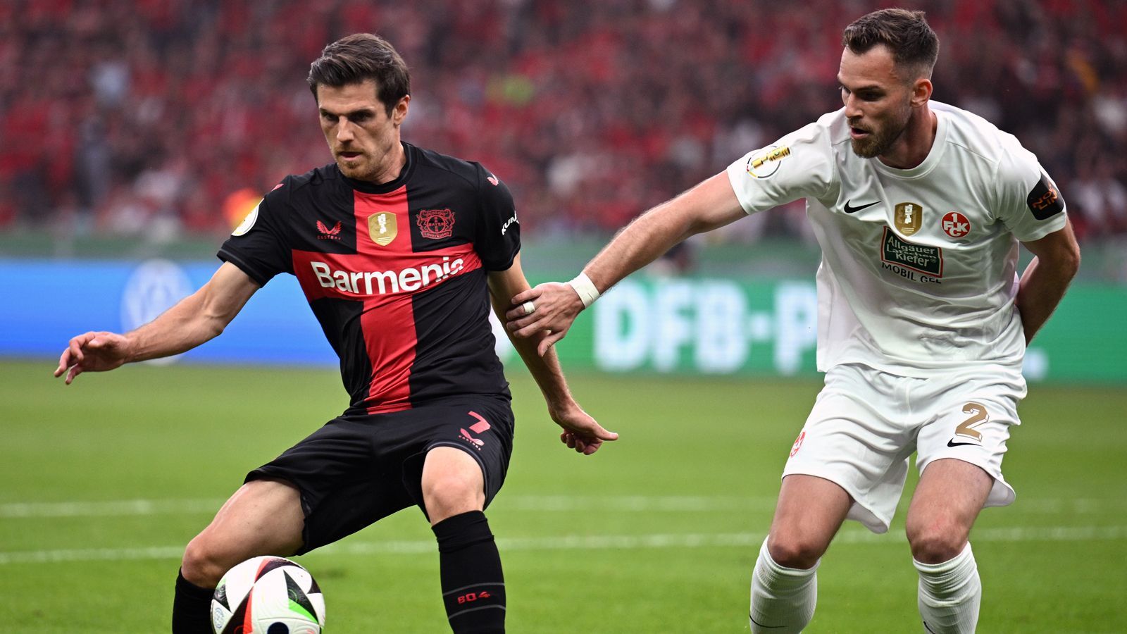 <strong>Boris Tomiak (1. FC Kaiserslautern)</strong><br>Wichtige Grätsche, die das 0:1 in der 13. Minute verhindert. Führt nicht nur viele Zweikämpfe, sondern gewinnt sogar fast alle von ihnen. Leverkusen beißt sich an Tomiak die Zähne aus. Auch im Spiel mit dem Ball abgeklärt und ruhig. Von ihm gehen viele Impulse und wenige Fehler aus. <strong><em>ran</em></strong>-Note: 2.