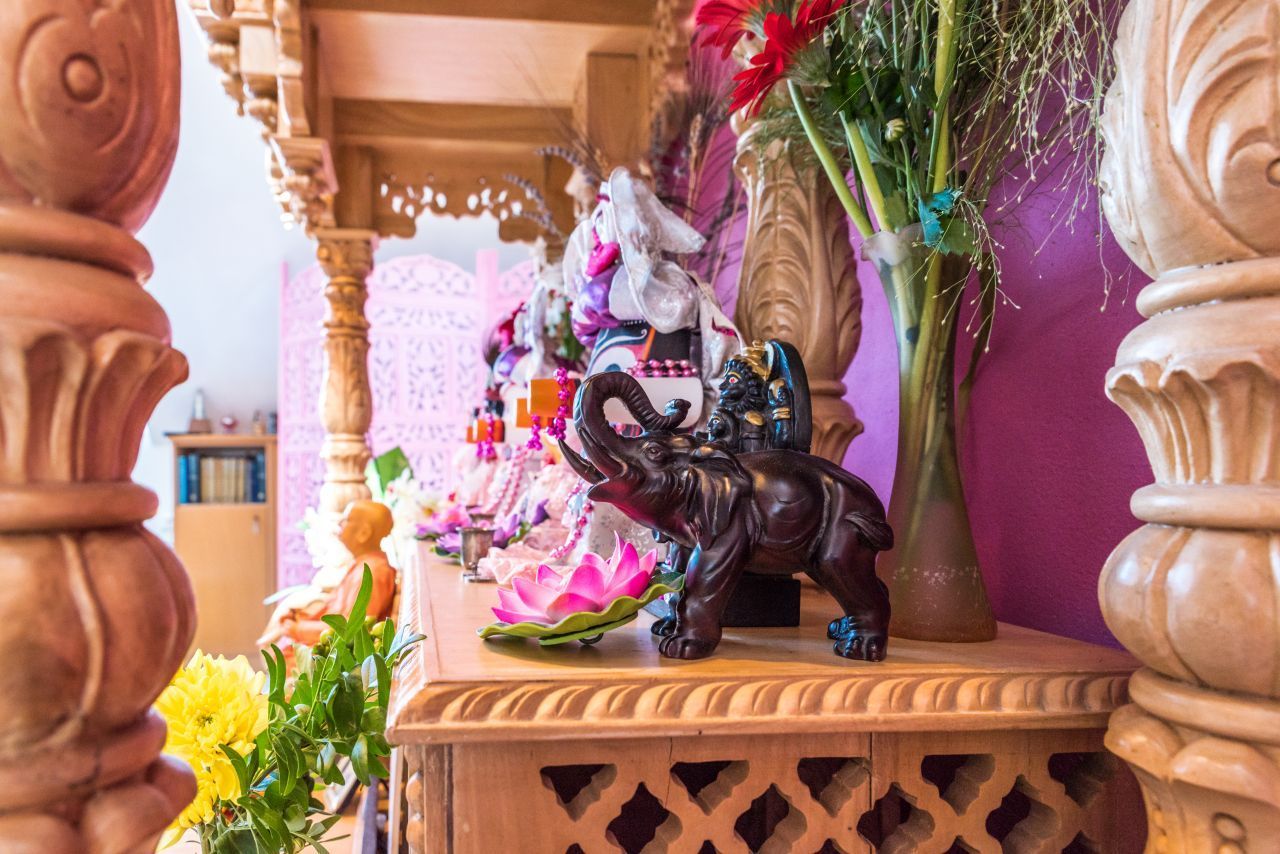 Viele Hindus haben zu Hause einen kleinen Altar, an dem sie ihre Lieblingsgötter verehren. Sie bringen Blumen und reife Früchte als Opfergaben mit und entzünden Räucherstäbchen.