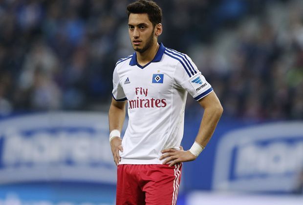 
                <strong>Hakan Calhanoglu: vom Hamburger SV ...</strong><br>
                Dieser Transfer sorgte 2014 für mächtig Wirbel: Zuerst bekennt sich Hakan Calhanoglu zum HSV, verlängert seinen bestehenden Vertrag um weitere zwei Jahre. Doch dann der überraschende Wechsel ...
              