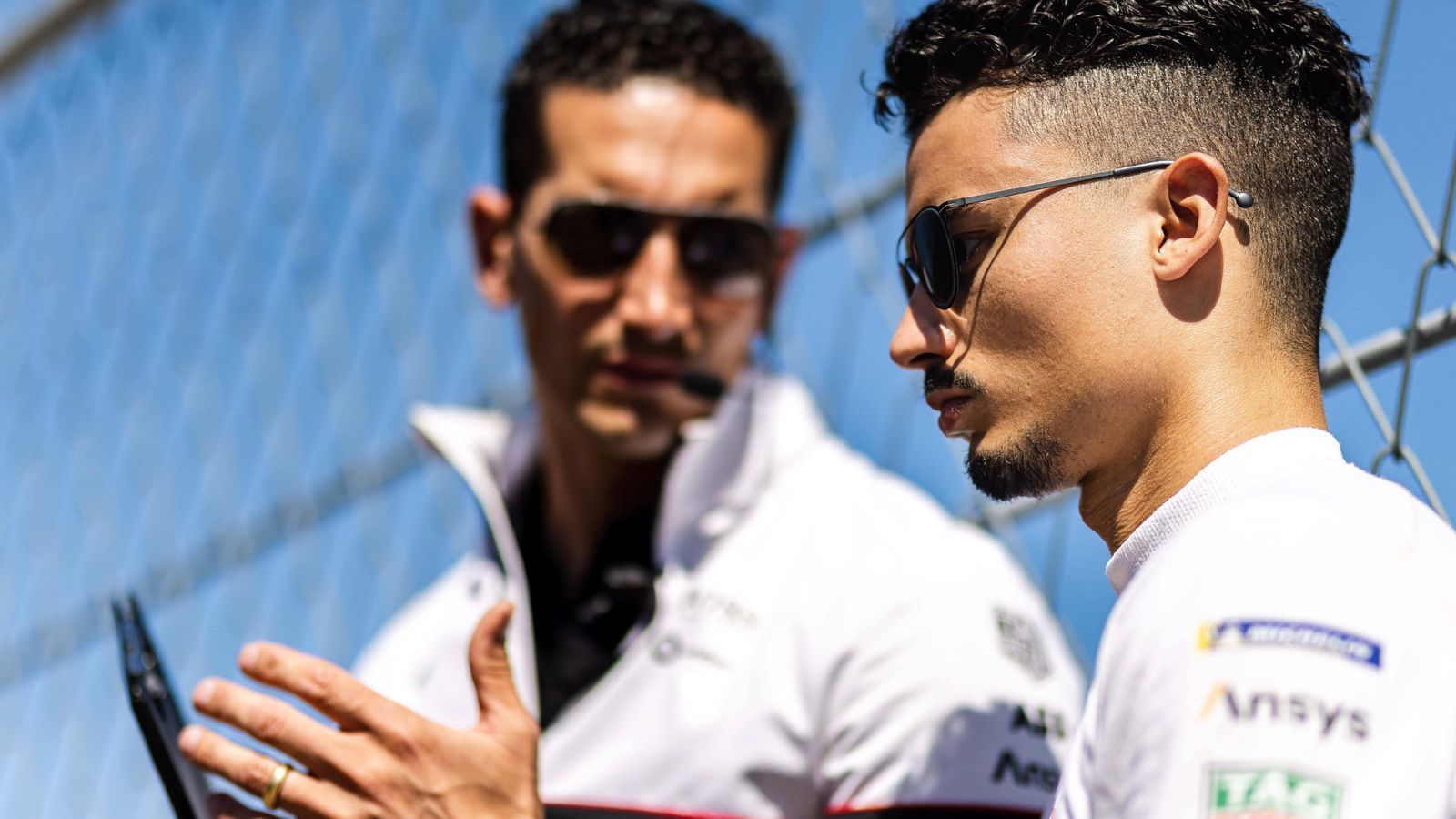 
                <strong>Verlierer: Porsche-Duo</strong><br>
                Auf den ersten Blick ist das Berlin-Ergebnis ganz ok für Andre Lotterer und Pascal Wehrlein (im Bild). Vierter und Sechster am Samstag, Achter und Zwölfter am Sonntag - Lotterer konnte mit zwei Punktefahrten noch halbwegs zufrieden sein, Wehrlein nicht. "Die Pace war okay, aber leider war von dieser Startposition nicht mehr drin. Alles in allem ein enttäuschendes Resultat. Wir hatten uns von diesem Wochenende mehr erhofft", brachte es Wehrlein auf den Punkt. Denn im Titelkampf reicht ok dann eben nicht für ganz oben. Lotterer ist mit 59 Punkten Siebter, Wehrlein mit 51 Zählern Achter. Der Rückstand beträgt also 52 beziehungsweise 60 Punkte auf die Spitze – es wird daher Zeit für Rennwochenenden, die besser als ok sind.
              