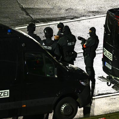 Polizisten sind am Flughafen Hamburg im Einsatz.