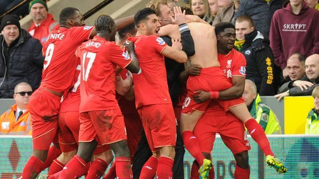 
                <strong>Last Minute</strong><br>
                Für Klopp gab es in seinem ersten Jahr aber auch sportliche Highlights, wie einige sehr späte Tore seiner Mentalitätsmonster. In der Liga sei stellvertretend das verrückte 4:3 bei Norwich City genannt, als die Reds bereits 1:3 zurücklagen, in der Nachspielzeit nach zwischenzeitlicher Führung das 4:4 kassierten und in der 95. Minute den Siegtreffer erzielten. In der Jubeltraube ging sogar Klopps Brille kaputt.
              