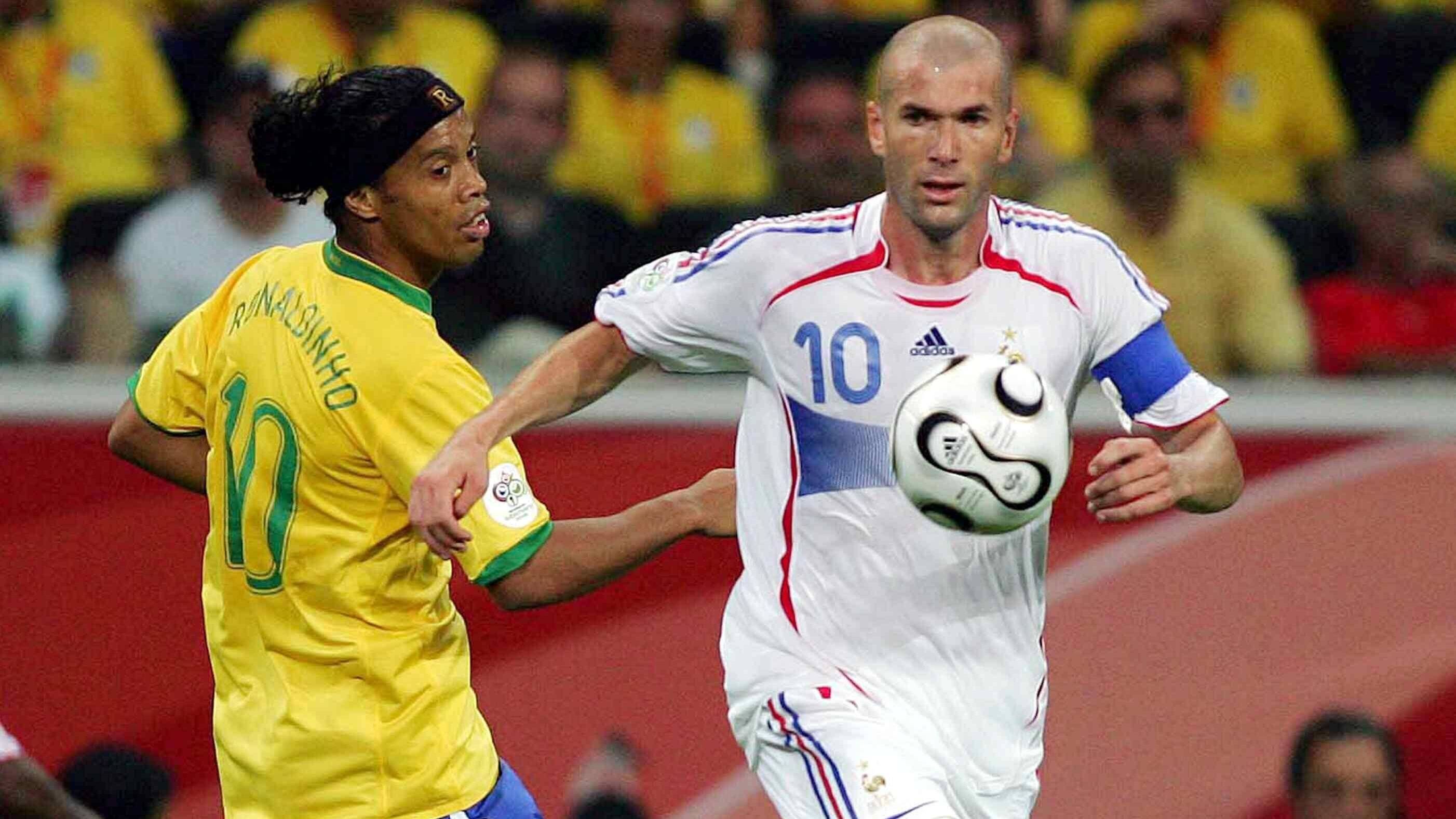 <strong>Eric Maxim Choupo-Moting: Ronaldinho und Zinedine Zidane</strong><br>Bayerns Stürmer Eric Maxim Choupo-Moting hätte sich gewünscht, in seiner Karriere mal an der Seite von Ronaldinho (l.) oder Zinedine Zidane (r.) auflaufen zu können. Ronaldinho hatte einst seine beste Zeit beim FC Barcelona, Zidane glänzte im Trikot von Real Madrid und der französischen Nationalmannschaft, die er 1998 zum WM-Titel führte.