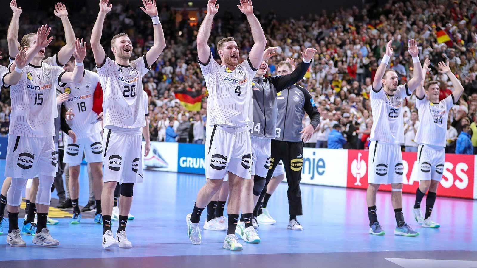 <strong>Allstar-Team der Handball-EM 2024 bekannt: Zwei DHB-Stars dabei<br></strong>Das Allstar-Team der Handball-EM 2024 steht fest – und hält einige Überraschungen bereit. Drei Tage lang konnten die Fans abstimmen. Ihre Meinung floss zu 40 Prozent ein, 60 Prozent lagen wie üblich in den Händen von EHF-Experten. Mit dabei sind zwei DHB-Stars.
