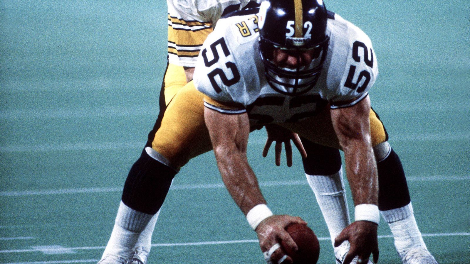 
                <strong>Mike Webster</strong><br>
                Mike Webster, vierfacher Super-Bowl-Sieger und eine Pittsburgh-Steelers-Legende, beendete im Jahr 1988 nach 15 NFL-Saisons seine Karriere. Doch 1989 wollte er es noch einmal wissen und lief für die Kansas City Chiefs für eine allerletzte Spielzeit in der NFL auf. 
              