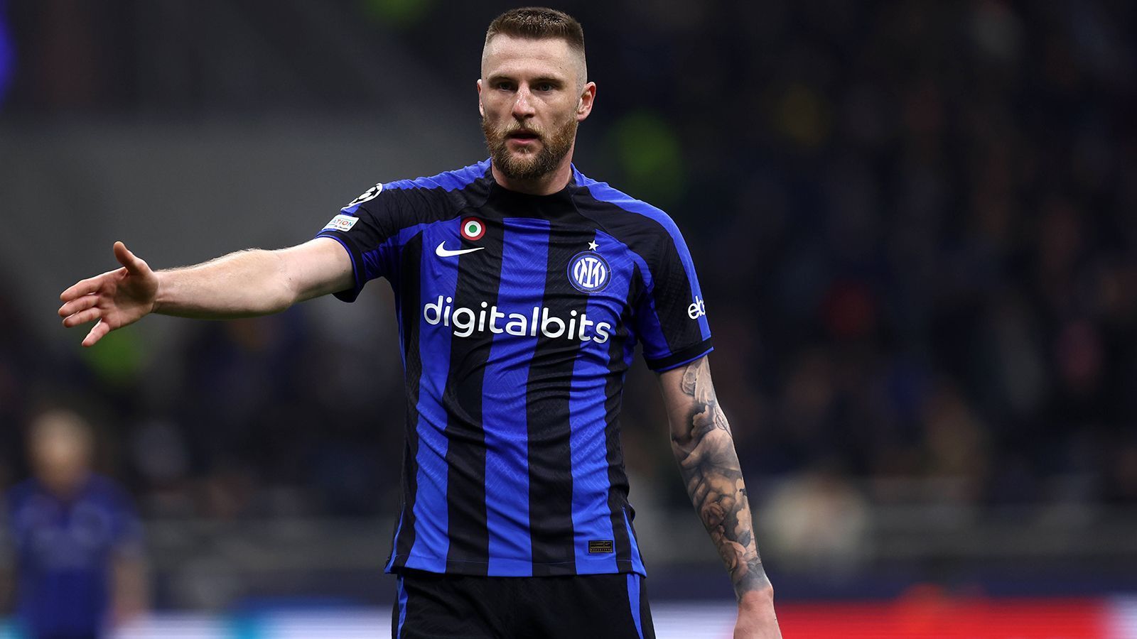 
                <strong>Milan Skriniar (Paris Saint-Germain)</strong><br>
                Milan Skriniar wechselt zu Paris Saint-Germain. Der Slowake, der seit 2017 für Inter Mailand aktiv war, kommt ablösefrei in die französische Hauptstadt und ersetzt dort Spanien-Star Sergio Ramos. Der Transfer des Slowaken kommt allerdings nicht überraschend, sondern hatte sich bereits seit mehreren Monaten angedeutet. Bei Inter gehörte der 28-Jährige zu den Stützen der Verteidigung, war lange Abwehrchef und absolvierte für den Verein wettbewerbsübergreifend insgesamt 246 Spiele (elf Tore, fünf Vorlagen). Mit einem derzeitigen Marktwert von 50 Millionen (laut transfermarkt.de) ist Skriniar der vierwertvollste ablösefreie Wechsel der Fußball-Geschichte.
              