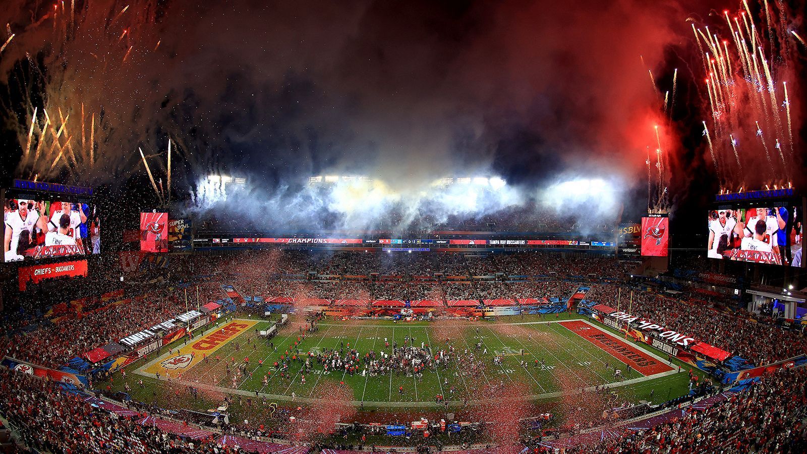 
                <strong>Gewinner: NFL bringt außergewöhnliche Saison ins Ziel</strong><br>
                Die wohl ungewöhnlichste NFL-Saison jemals geht zu Ende und die Kritik an der Austragung der Spiele verstummte von Woche zu Woche mehr. Zu Beginn der Saison mussten einige Spiele aufgrund zahlreicher Coronafälle bei den Teams verschoben werden, zum Ende der Spielzeit gab es kaum noch Probleme mit positiven Testergebnissen. Das Gesundheitskonzept der NFL hat gegriffen, auch wenn die Bilder der vielen Fans auf Tampa Bays Straßen sicher nicht gewollt waren. Auf ein Bubble-Konzept hat die Liga verzichtet - der Aufwand wäre immens gewesen. Die NFL hat es auch so geschafft, diese verrückte Saison vernünftig zu Ende zu bringen.
              