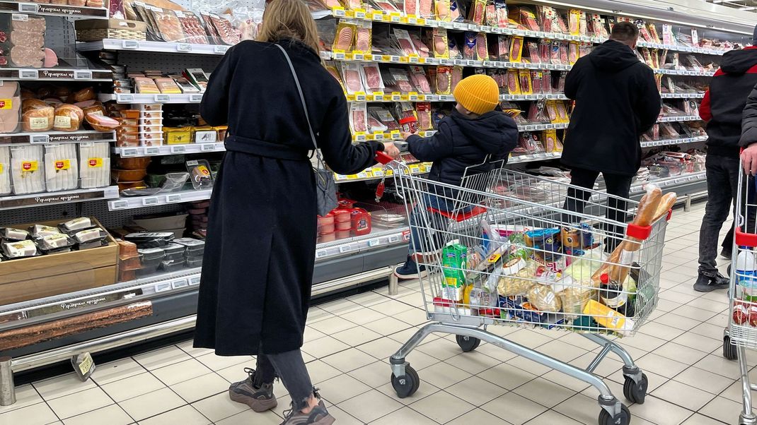 Kund:innen in einem russischen Supermarkt: Moskau will die Mehrwertsteuer erhöhen, um den Krieg zu finanzieren.